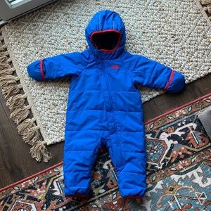 Like new, THE NORTH FACE 6-12 month snow suit, insulated bunting suit.